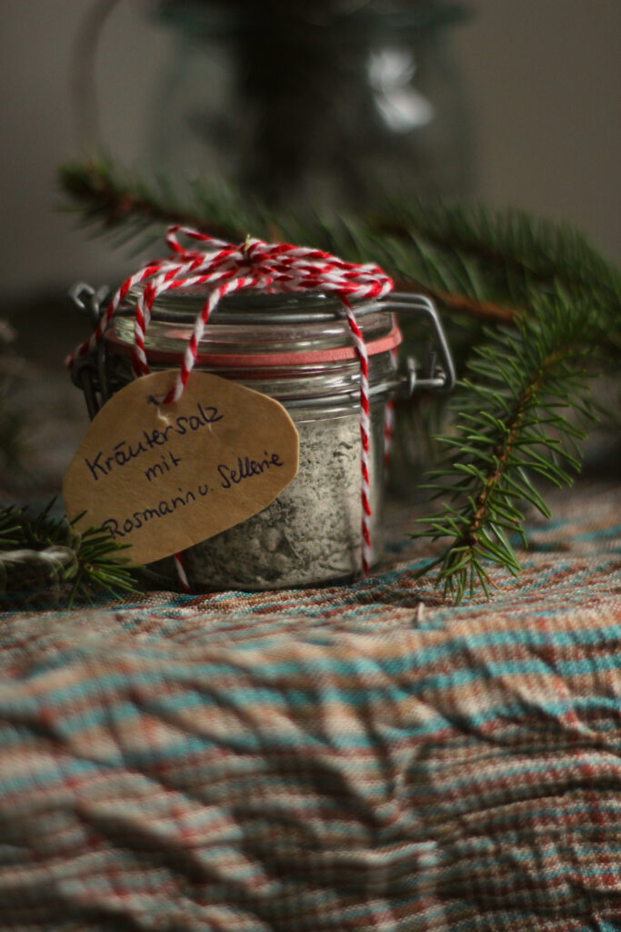 healthy gesund kräuter kräutersalz kräuterwanderung strausberg larissa weihnachten geschenk diy salz kräutersalz