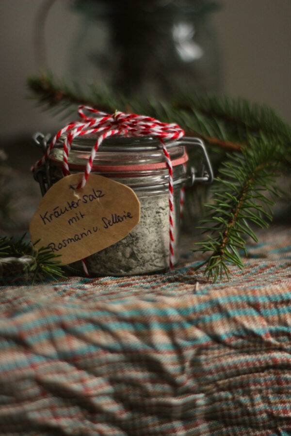 healthy gesund kräuter kräutersalz kräuterwanderung strausberg larissa weihnachten geschenk diy salz kräutersalz Teamevent